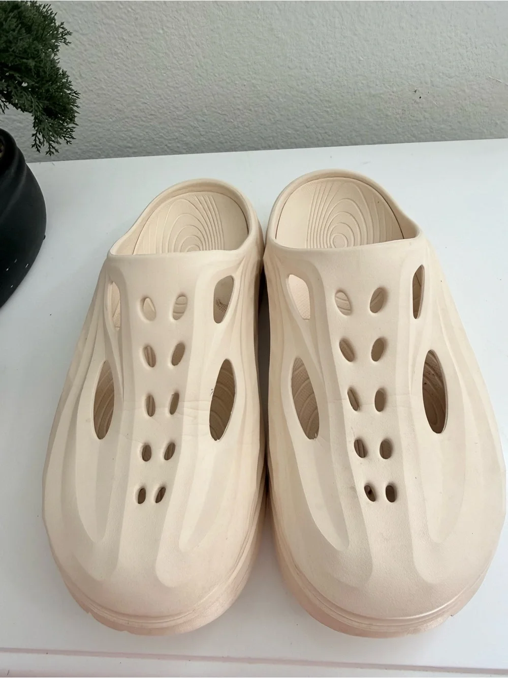 Hoka Ora recovery Men size 11 Slip-On Foam Clog - Beige